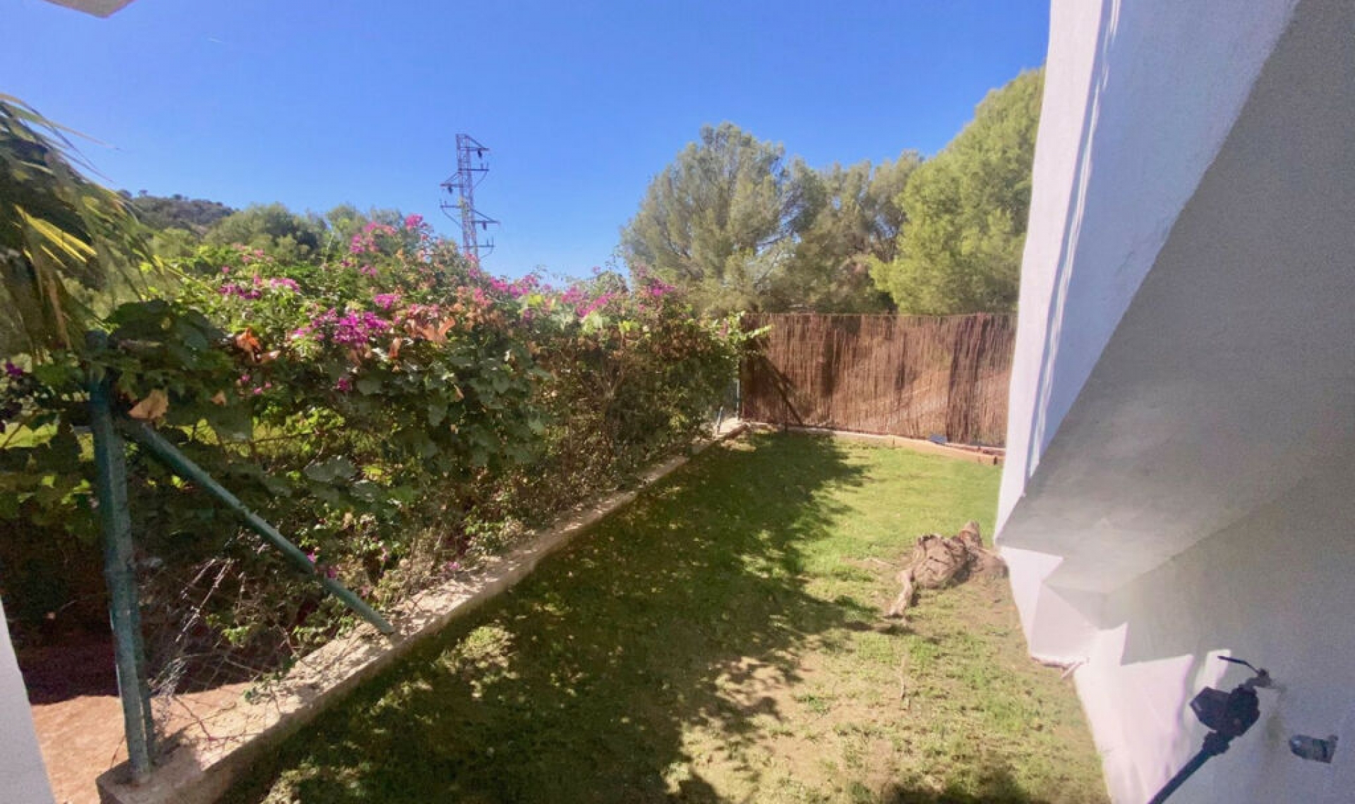 Resale - House -
Istán