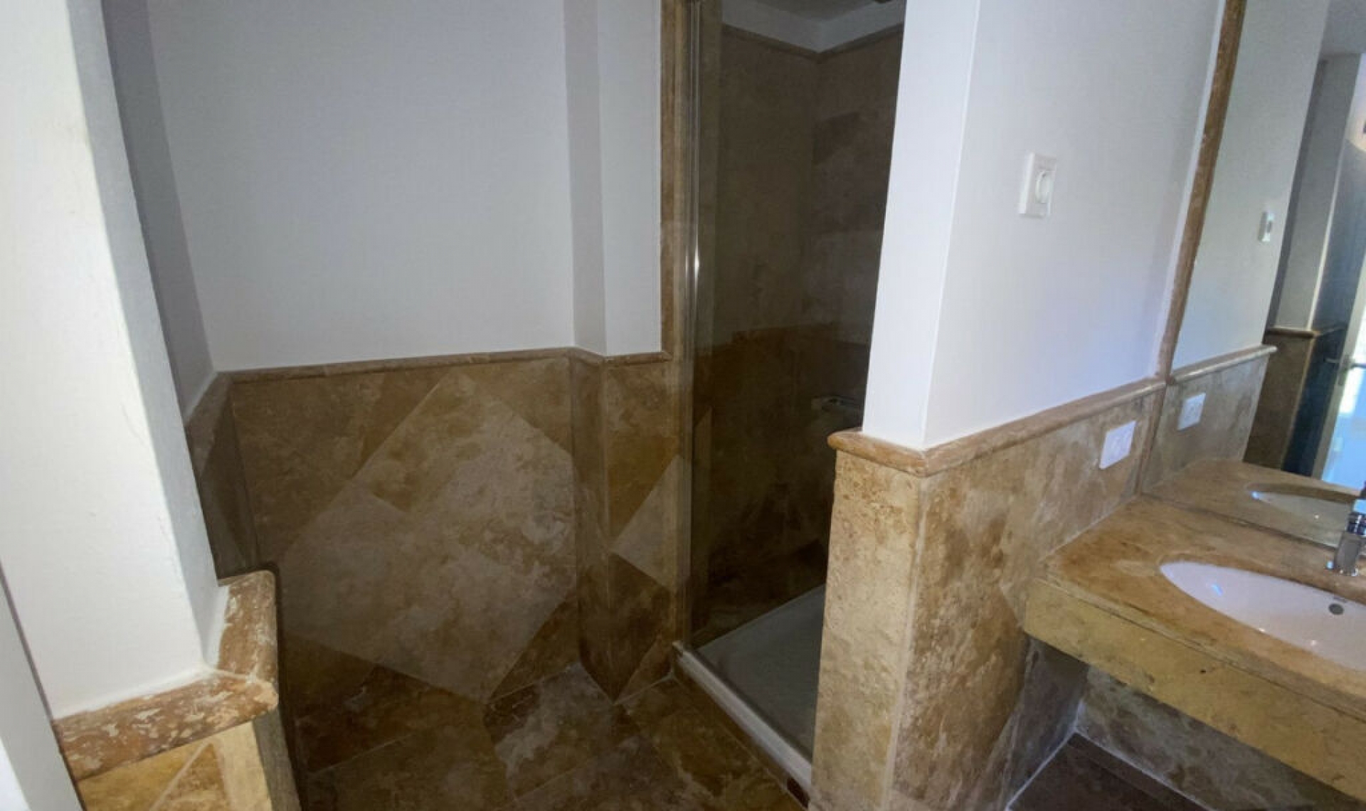 Resale - House -
Istán