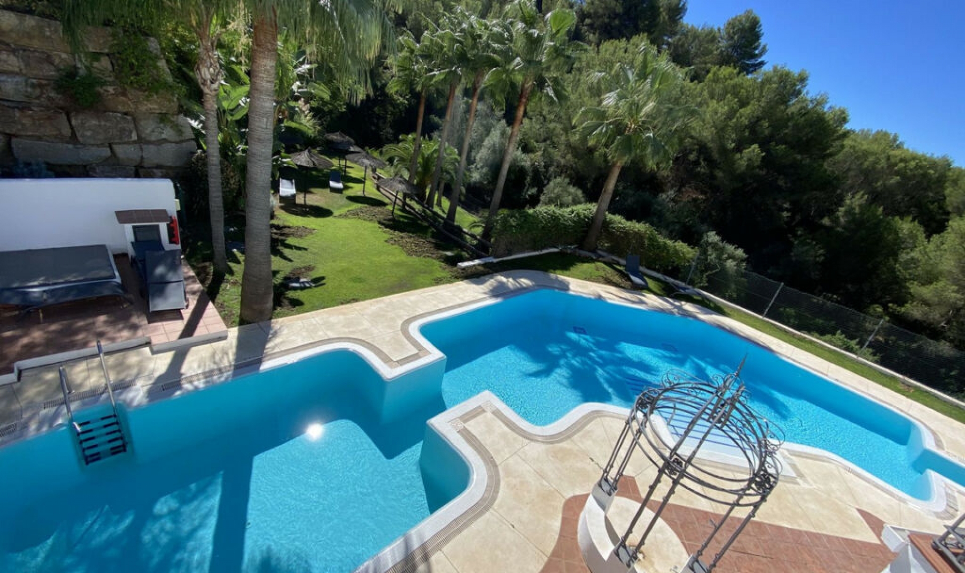 Resale - House -
Istán