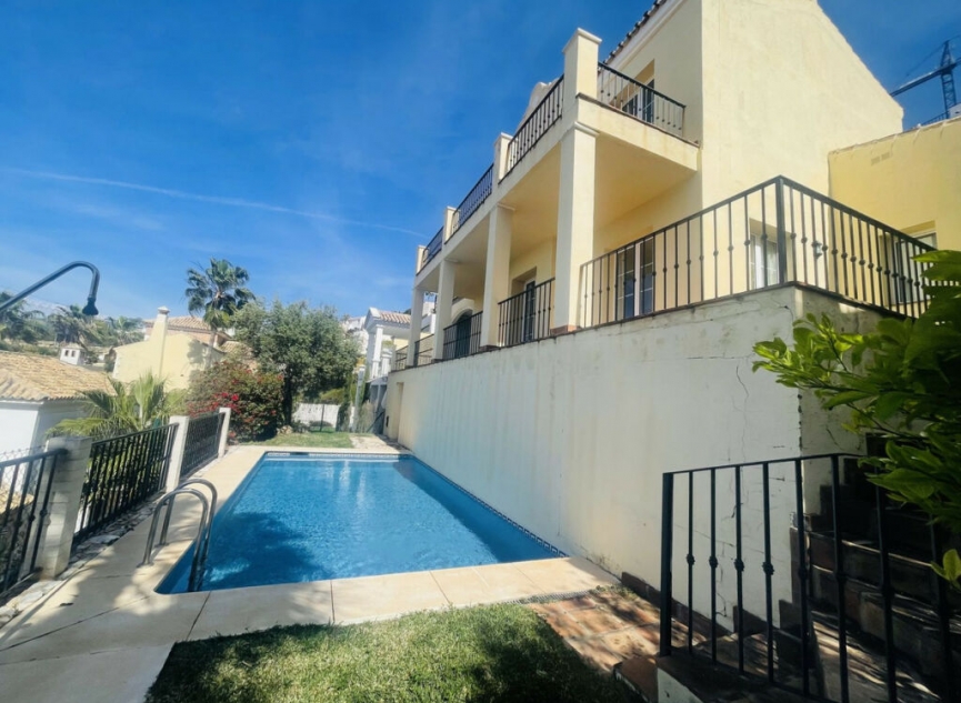 Resale - House -
Istán