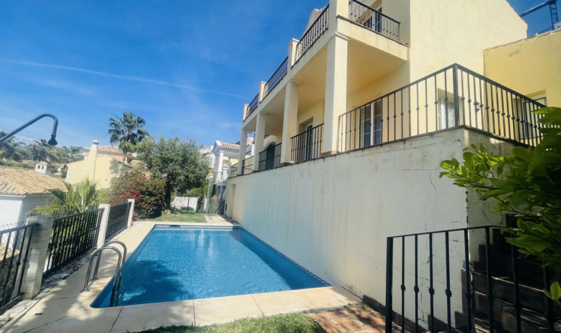 Resale - House -
Istán