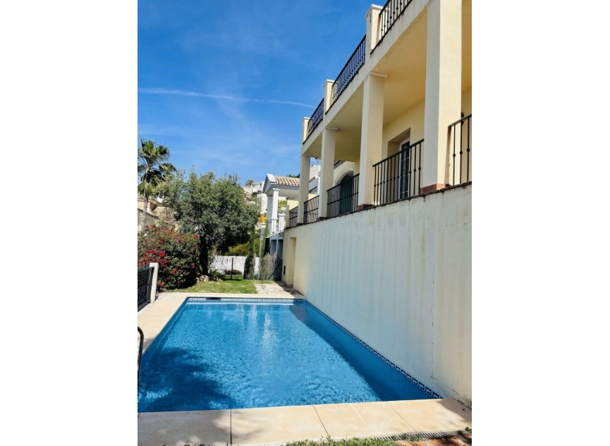 Resale - House -
Istán