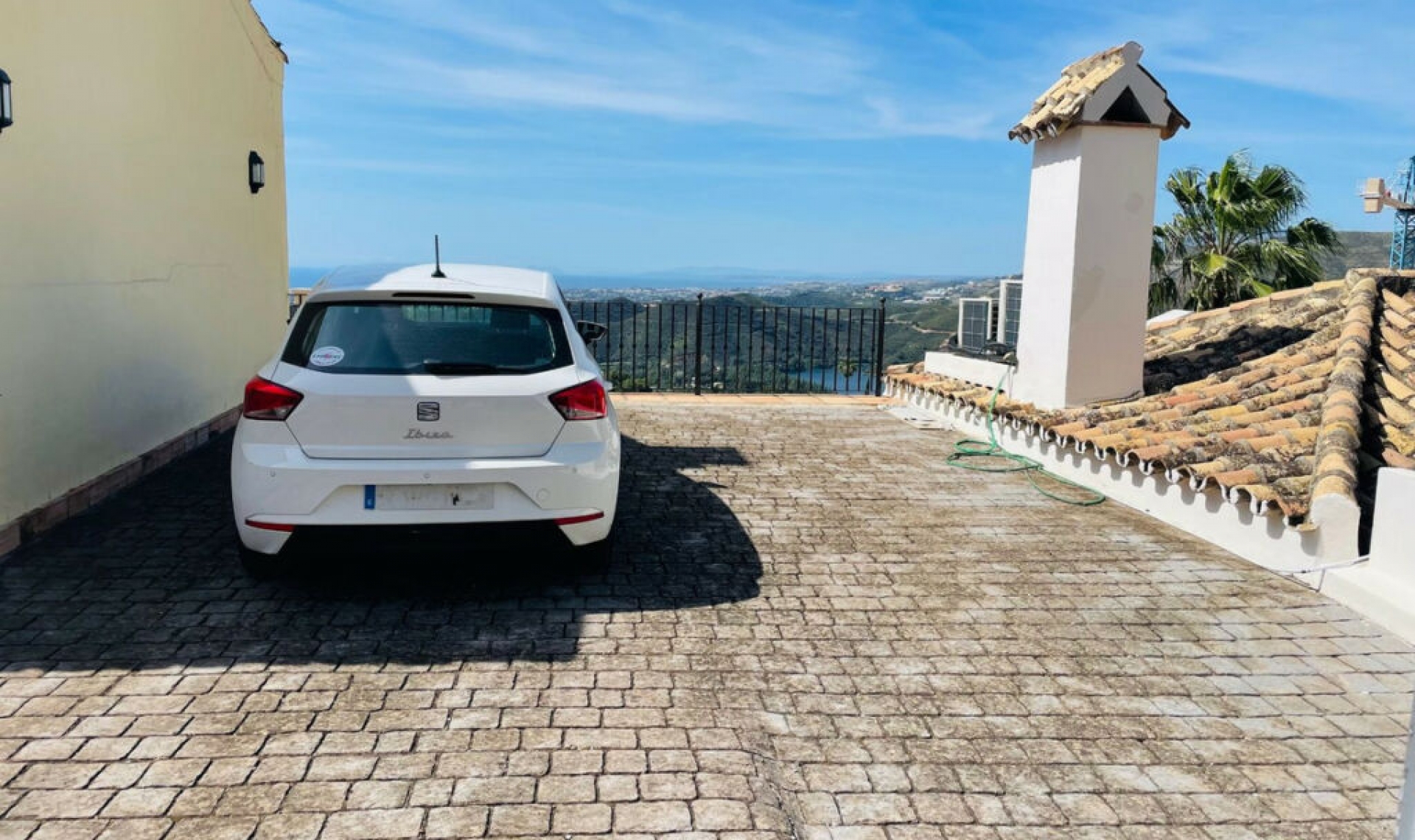 Resale - House -
Istán