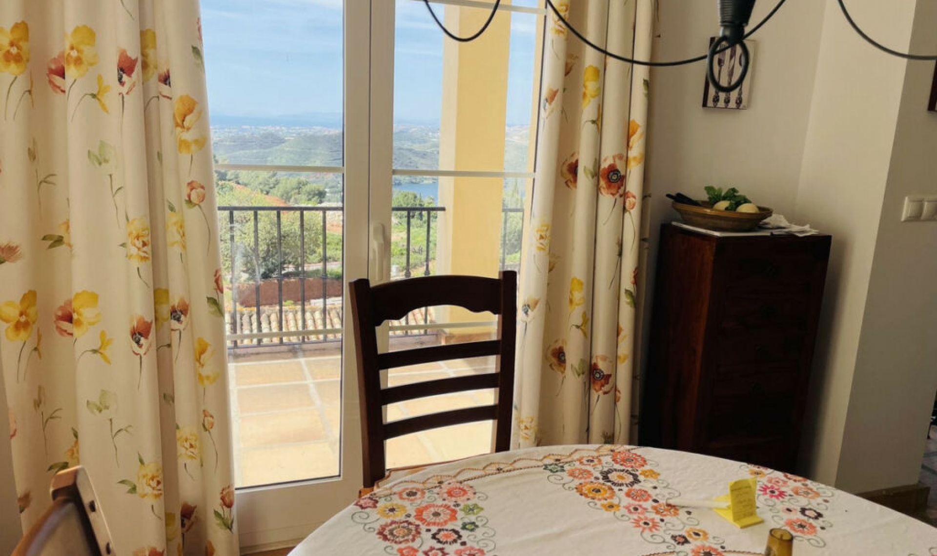 Resale - House -
Istán