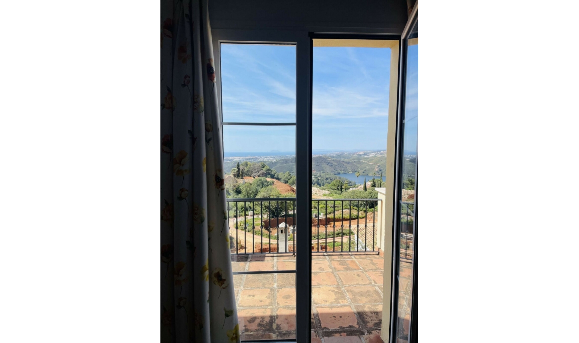 Resale - House -
Istán