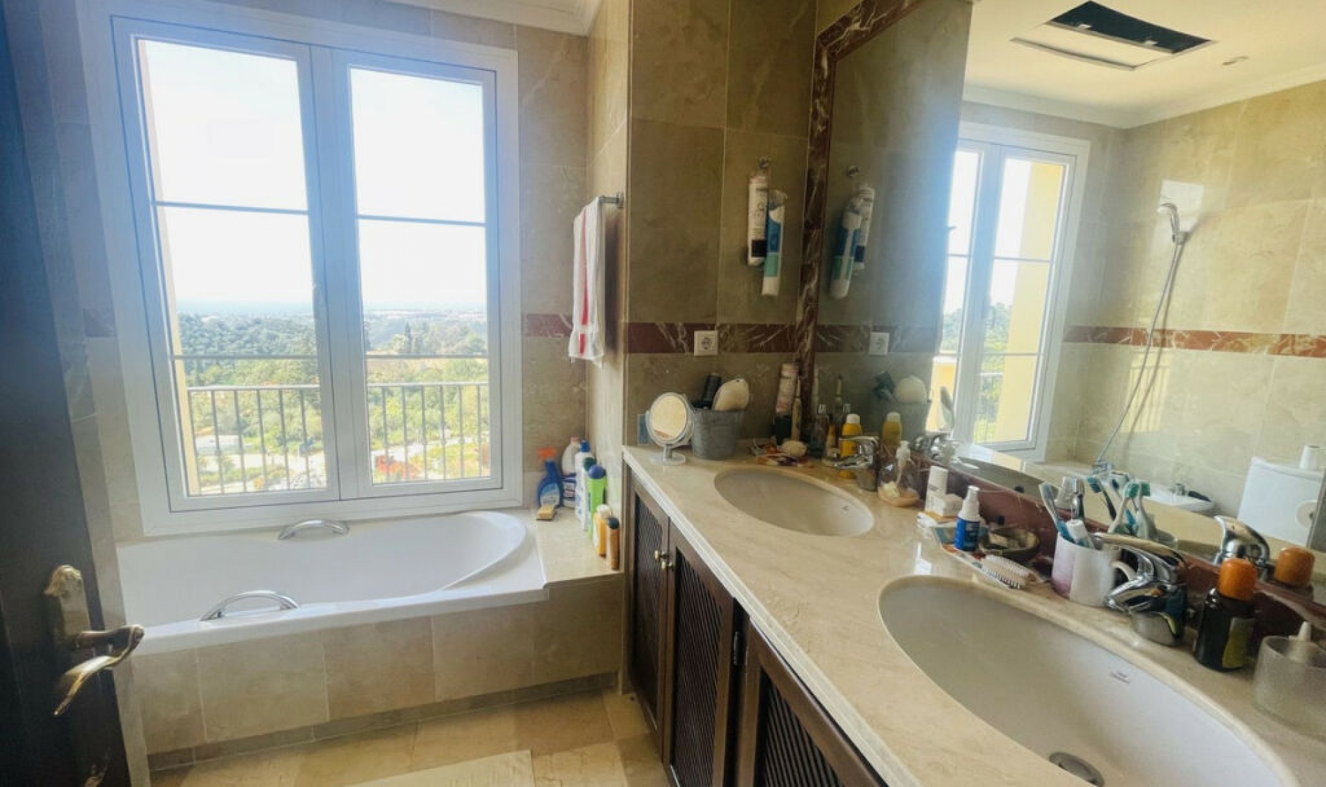 Resale - House -
Istán