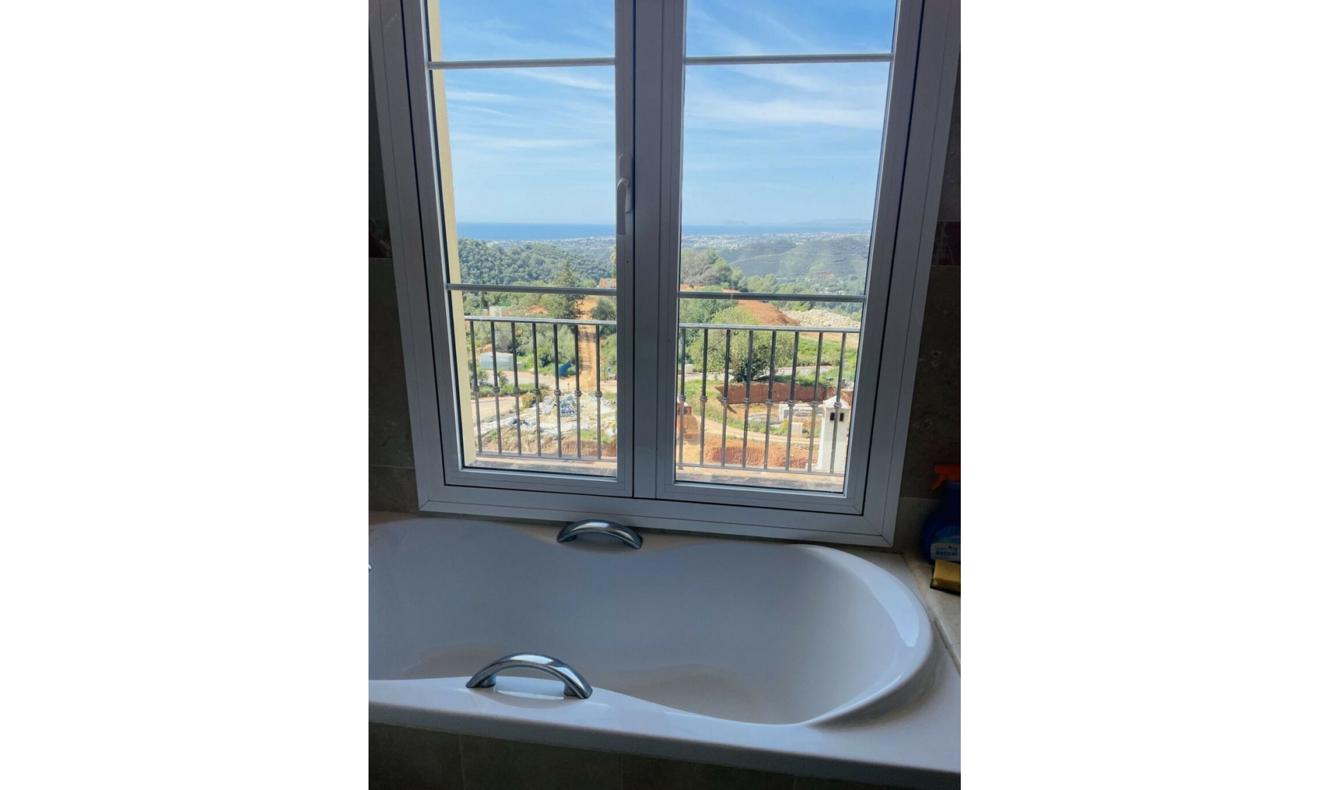 Resale - House -
Istán