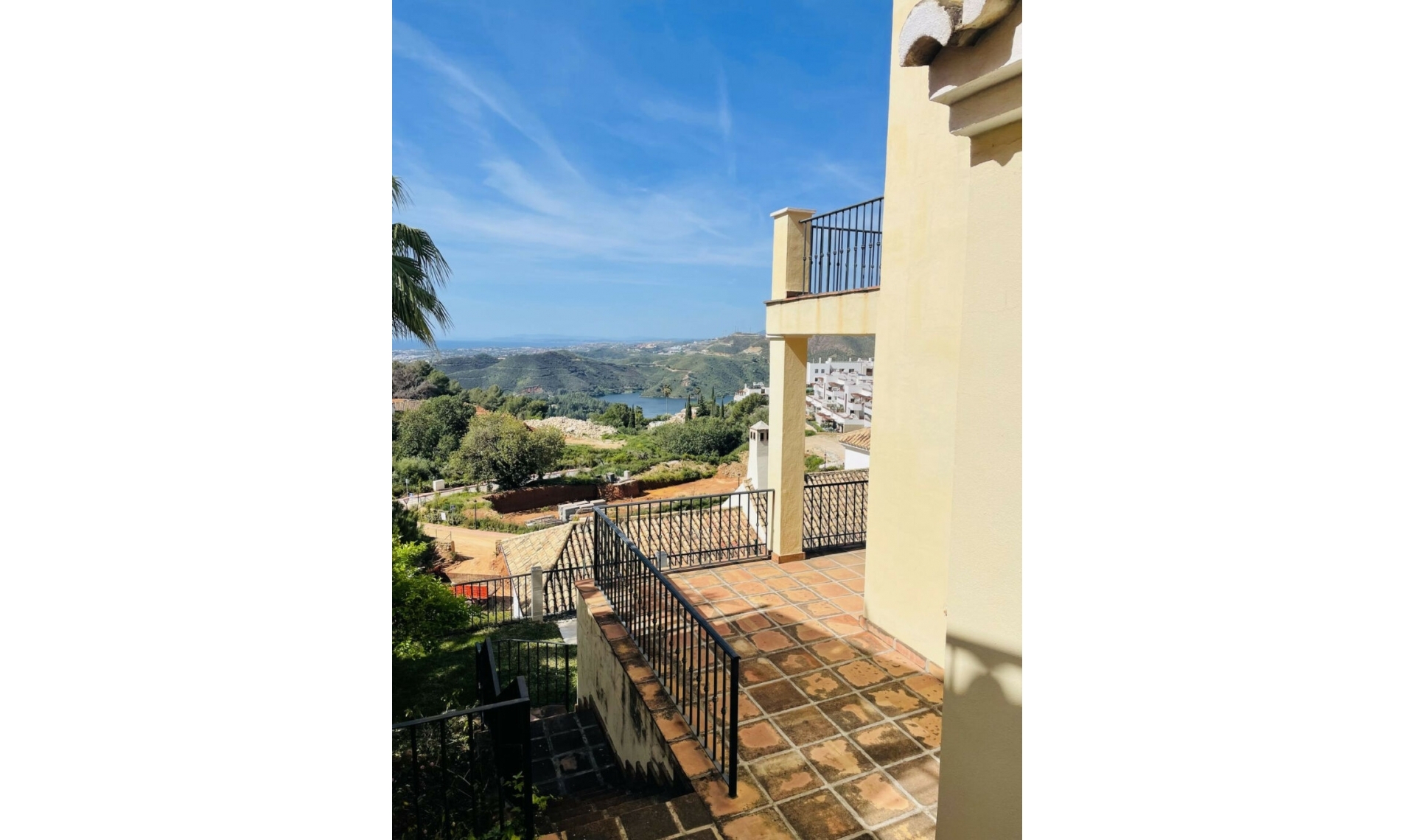 Resale - House -
Istán