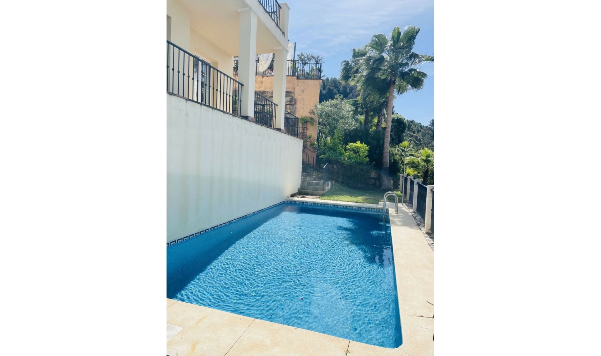 Resale - House -
Istán