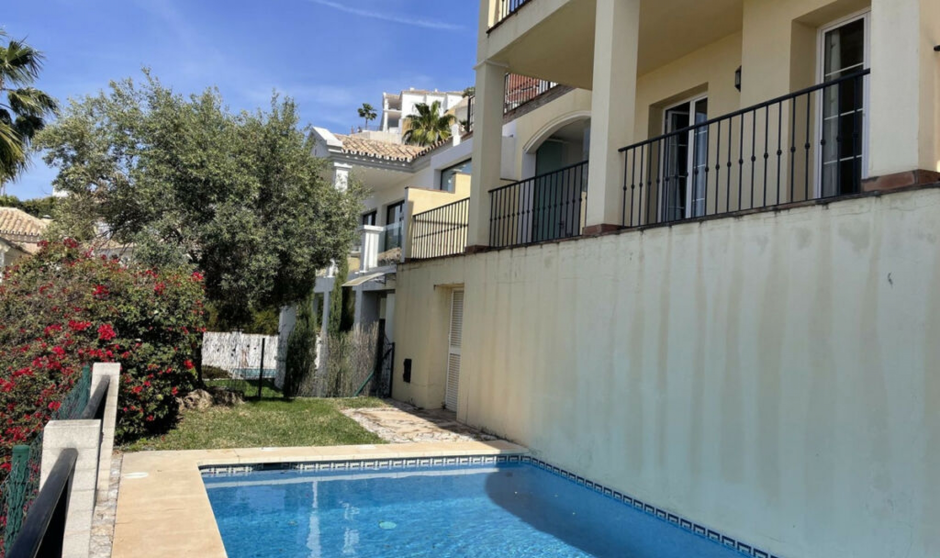 Resale - House -
Istán