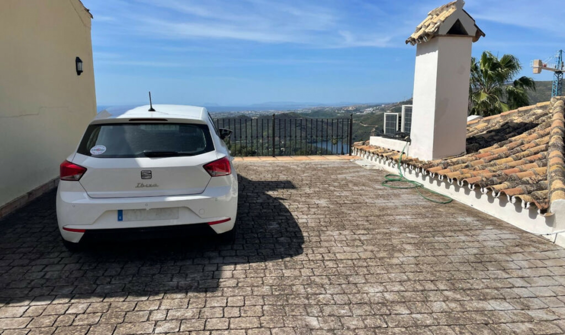 Resale - House -
Istán