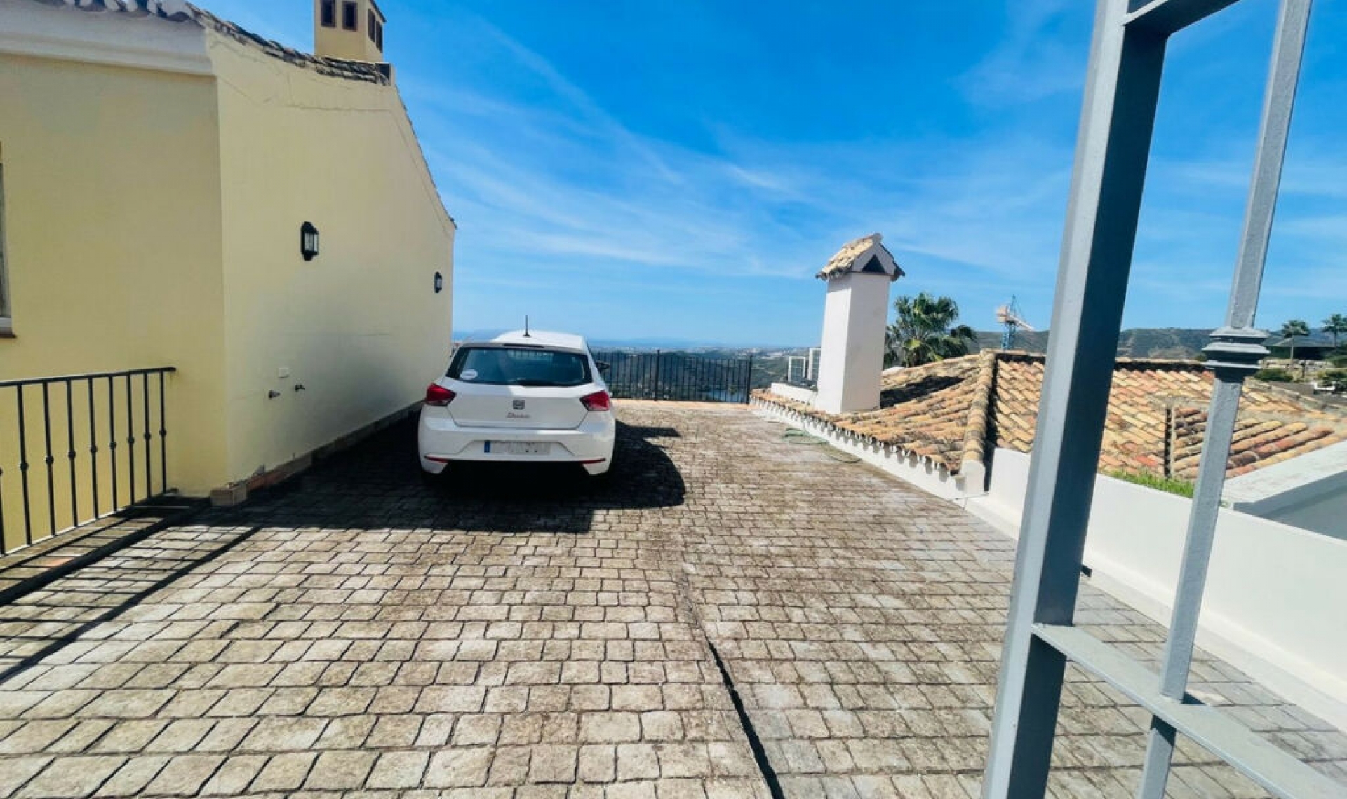 Resale - House -
Istán