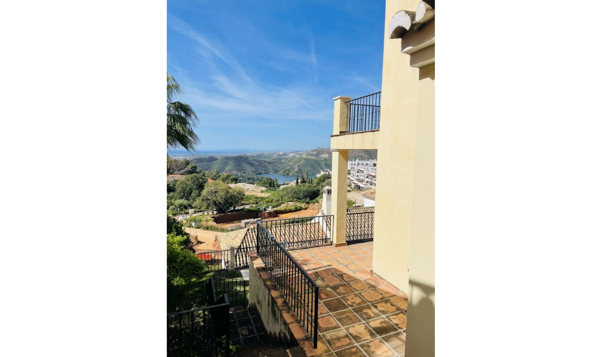 Resale - House -
Istán