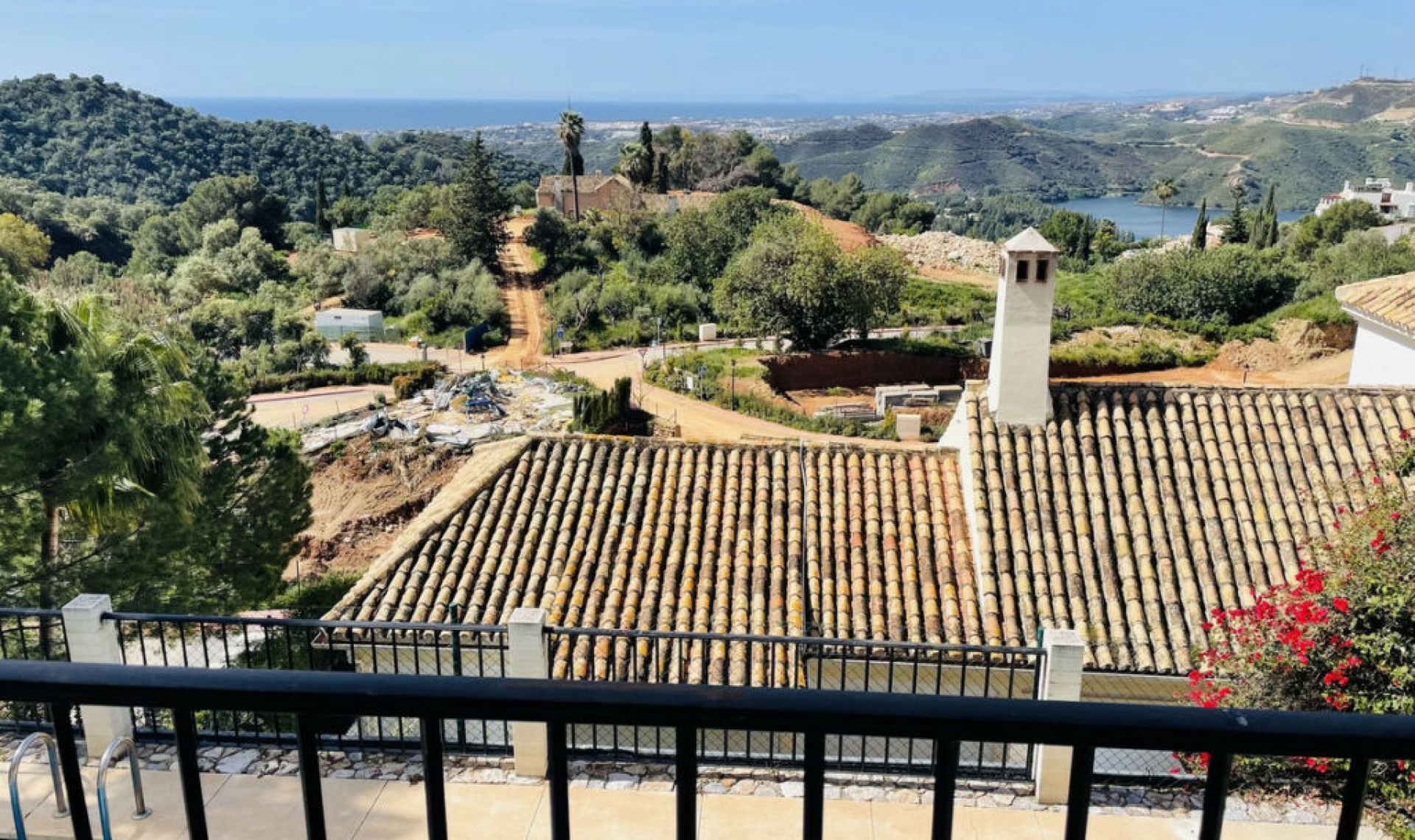 Resale - House -
Istán