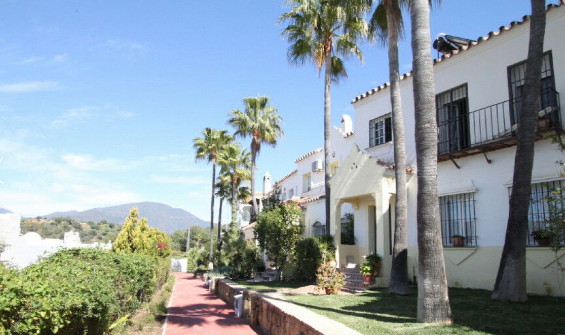 Resale - House -
Istán