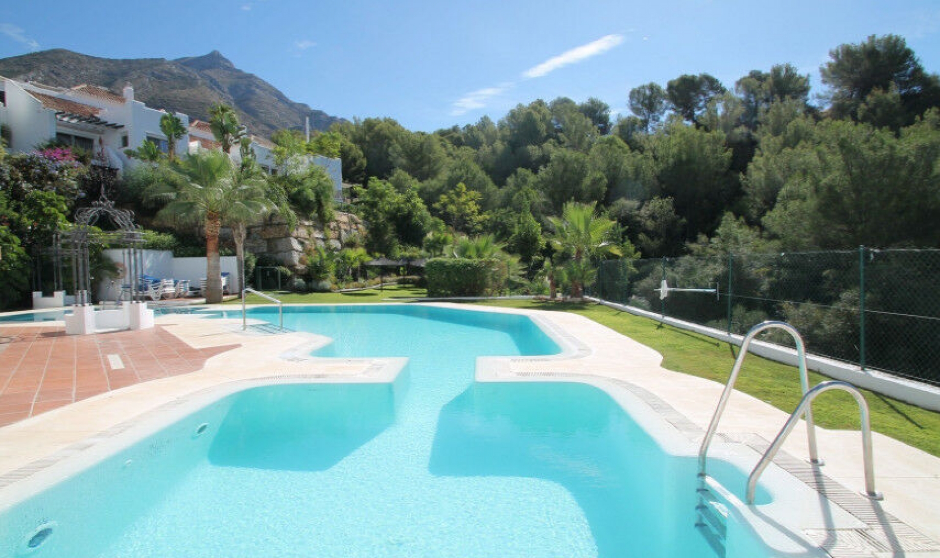 Resale - House -
Istán