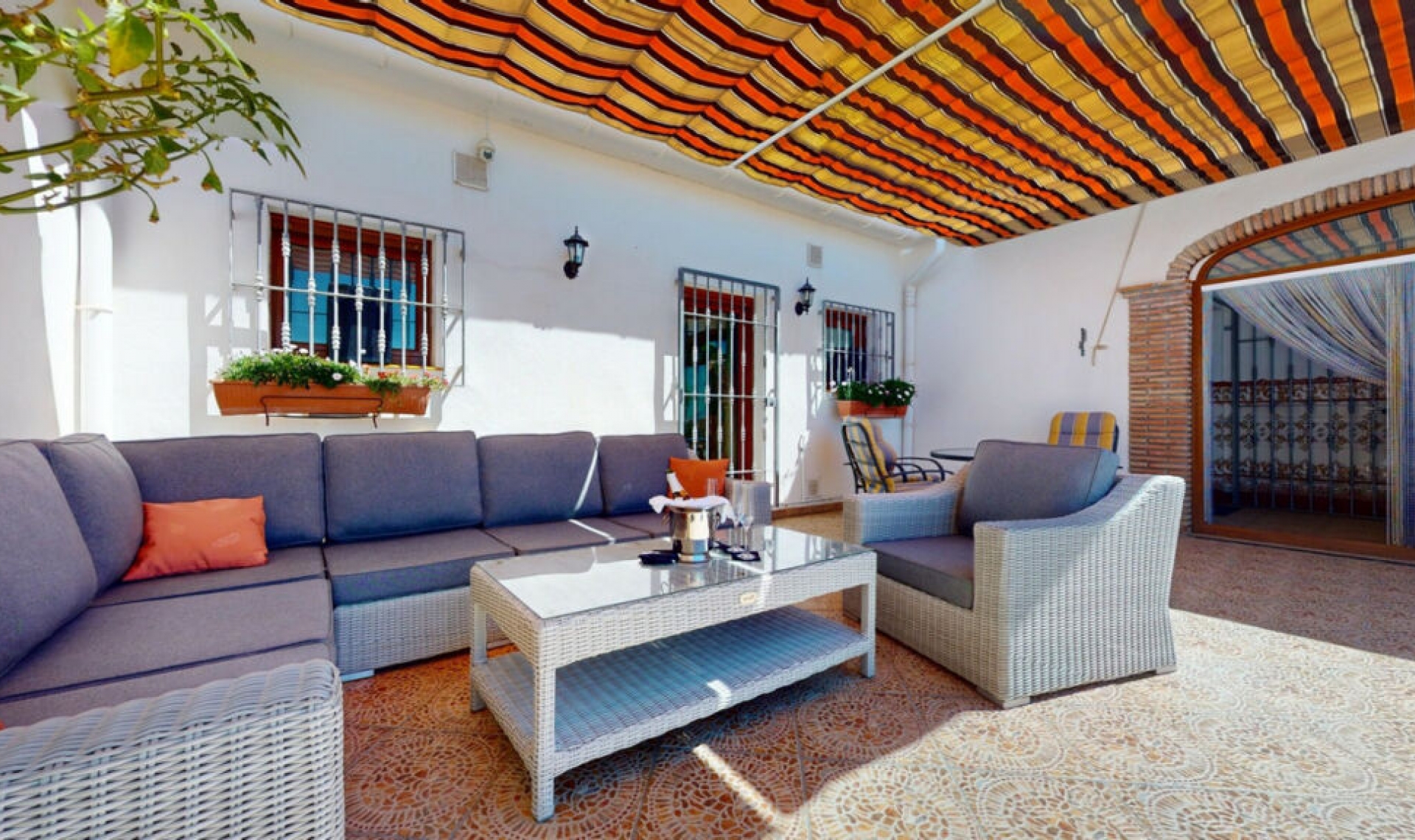 Resale - House -
Iznate