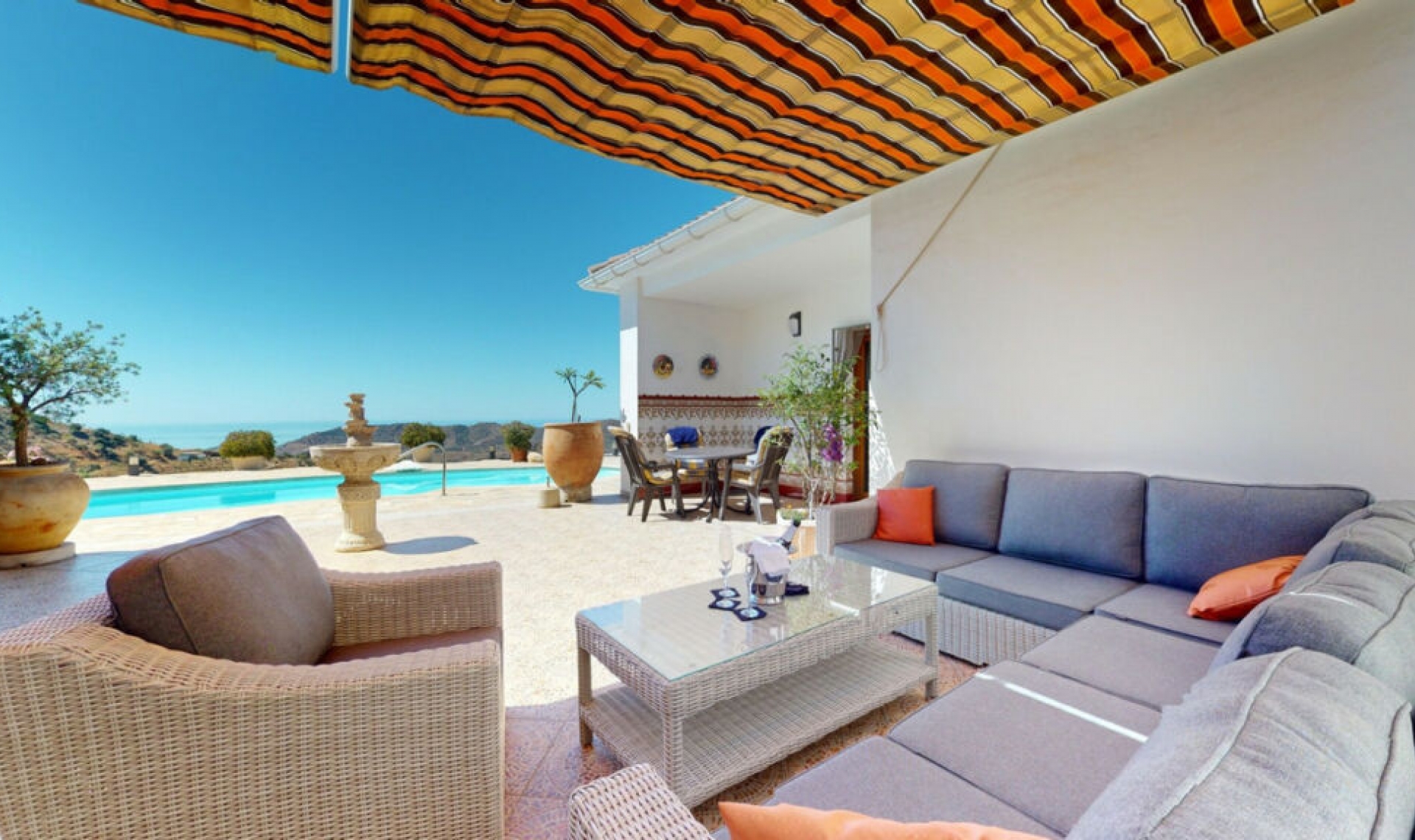 Resale - House -
Iznate