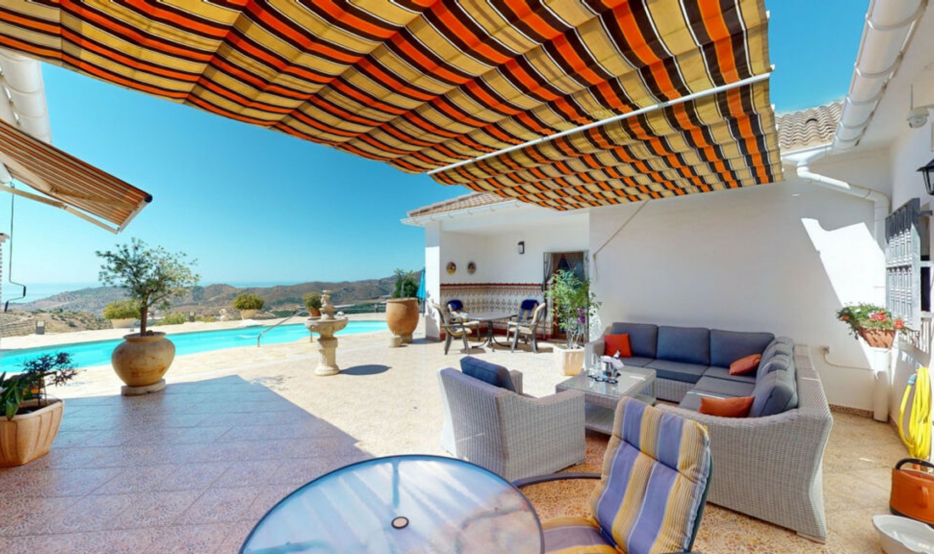 Resale - House -
Iznate