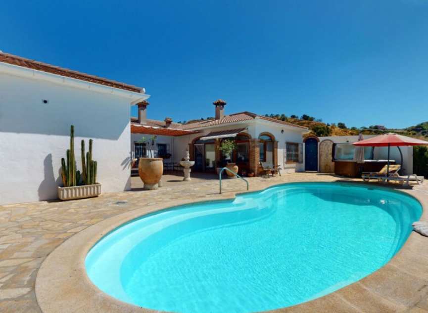 Resale - House -
Iznate