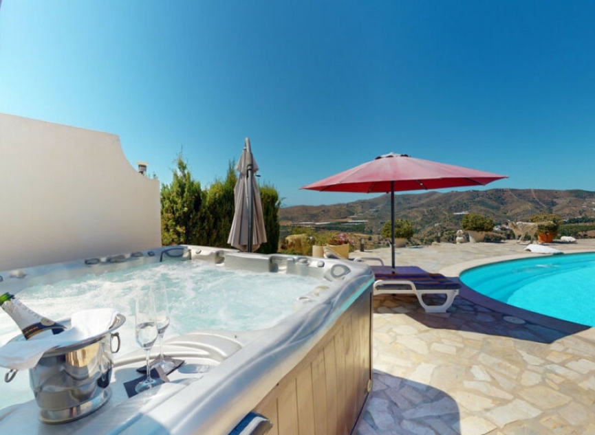 Resale - House -
Iznate