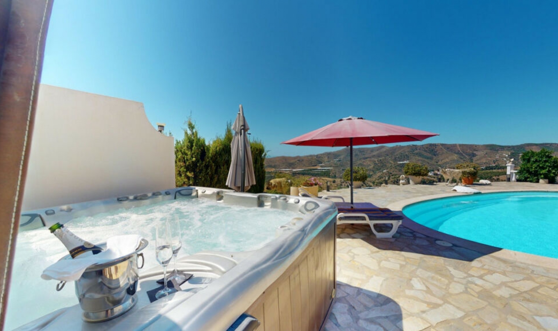 Resale - House -
Iznate