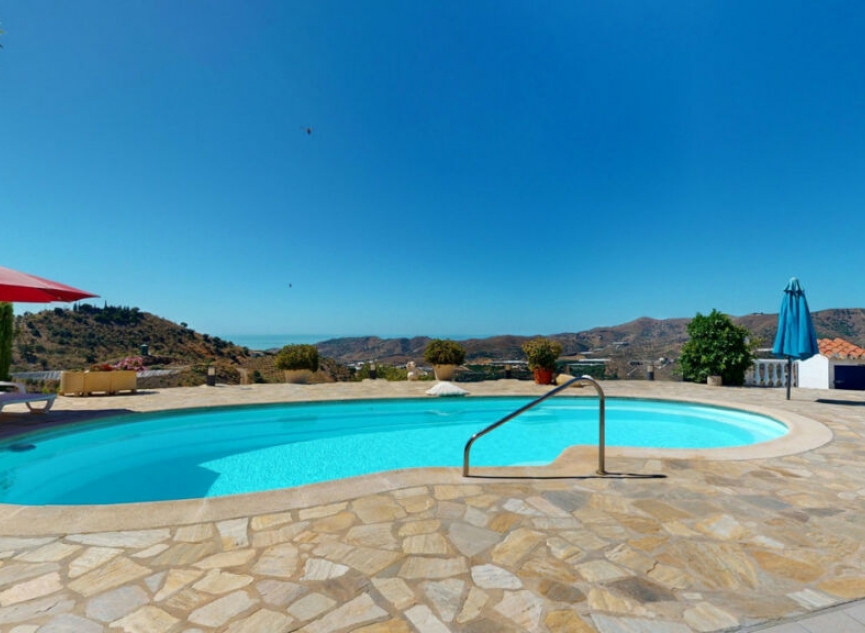 Resale - House -
Iznate