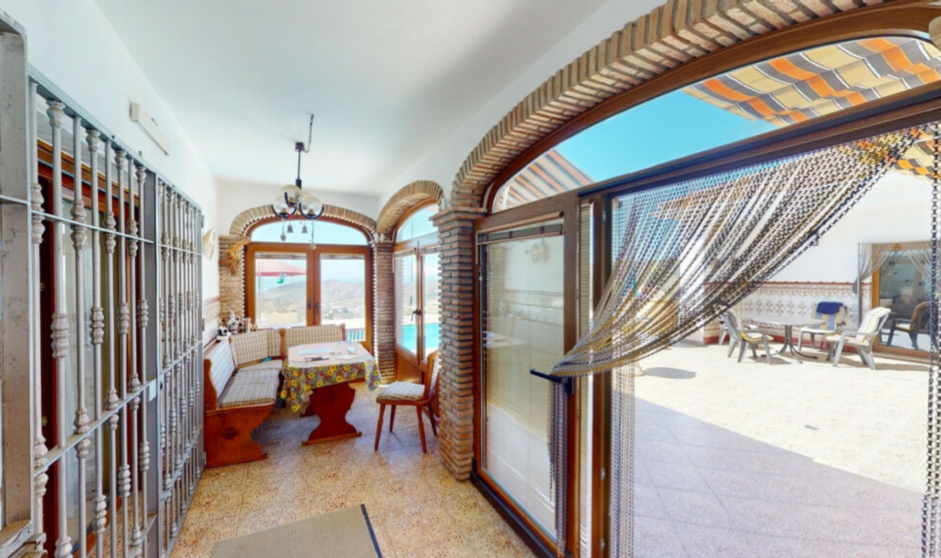 Resale - House -
Iznate