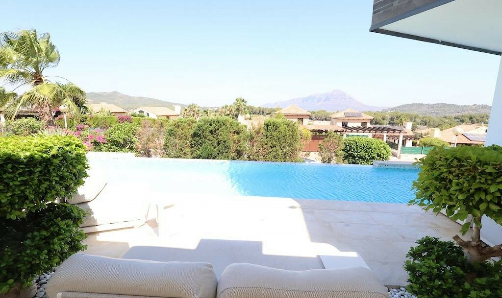 Resale - House -
Jávea