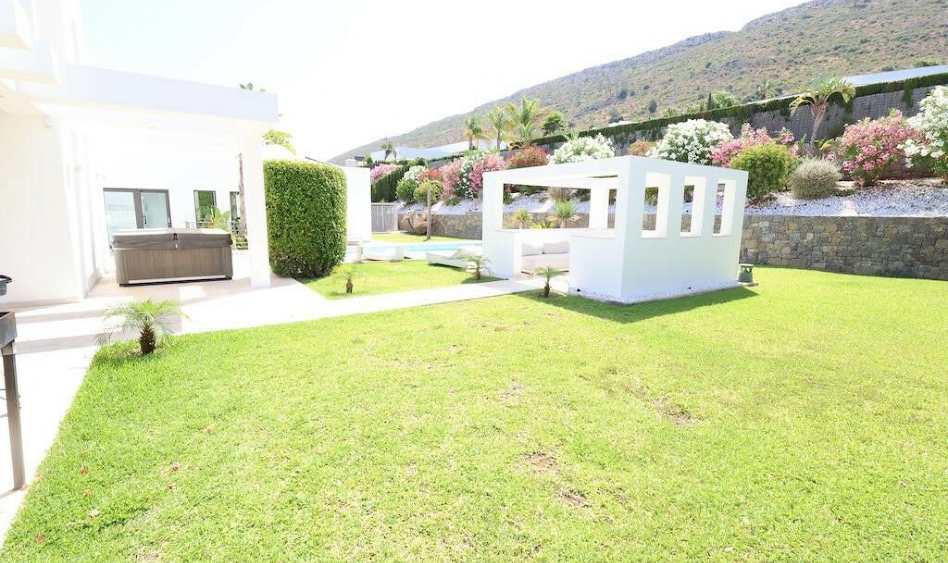 Resale - House -
Jávea