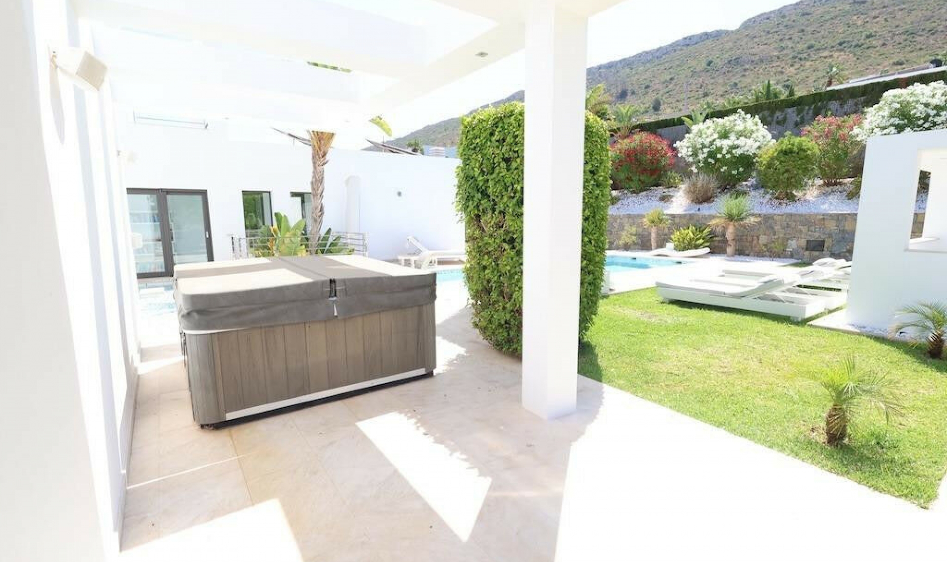 Resale - House -
Jávea