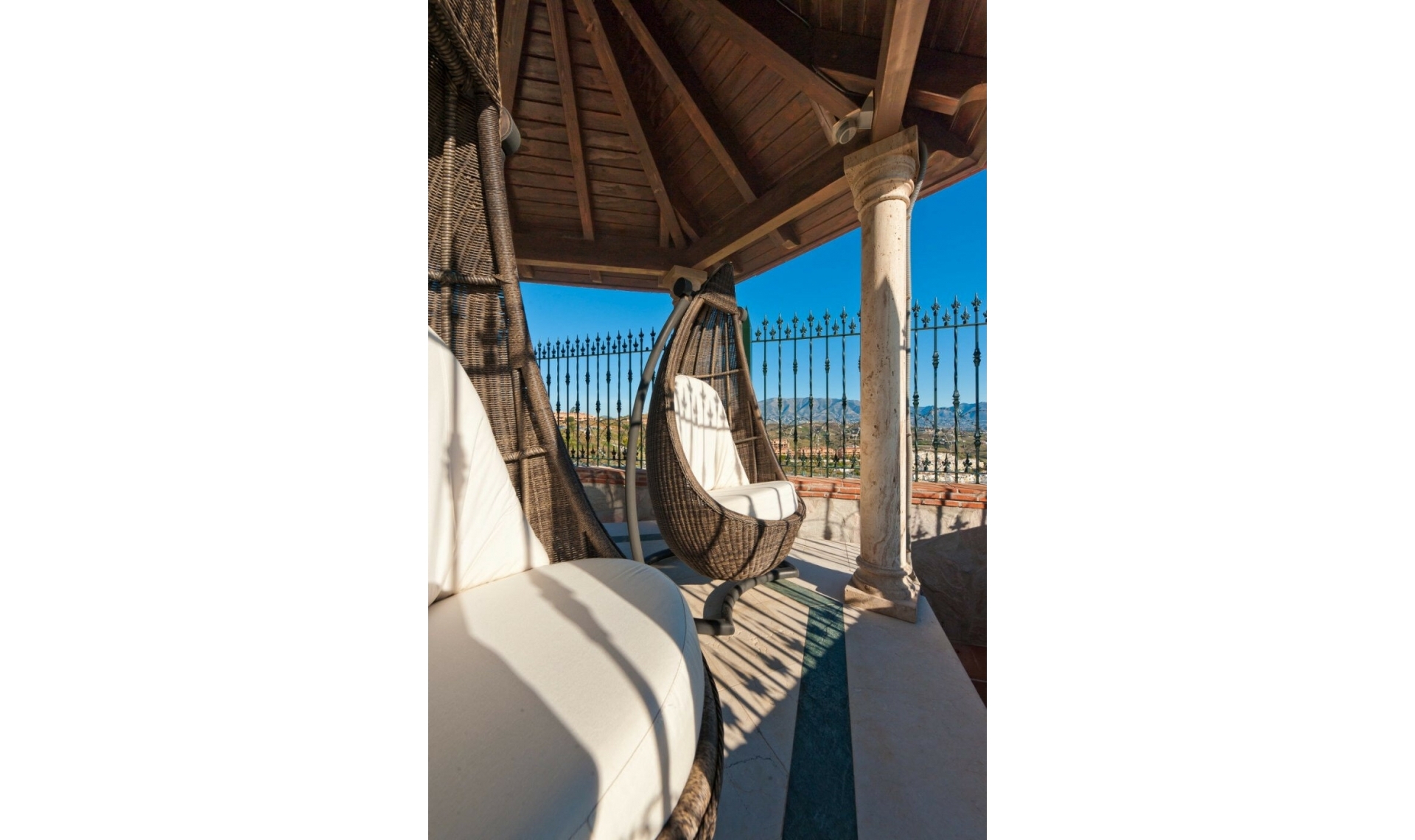 Resale - House -
La Cala de Mijas