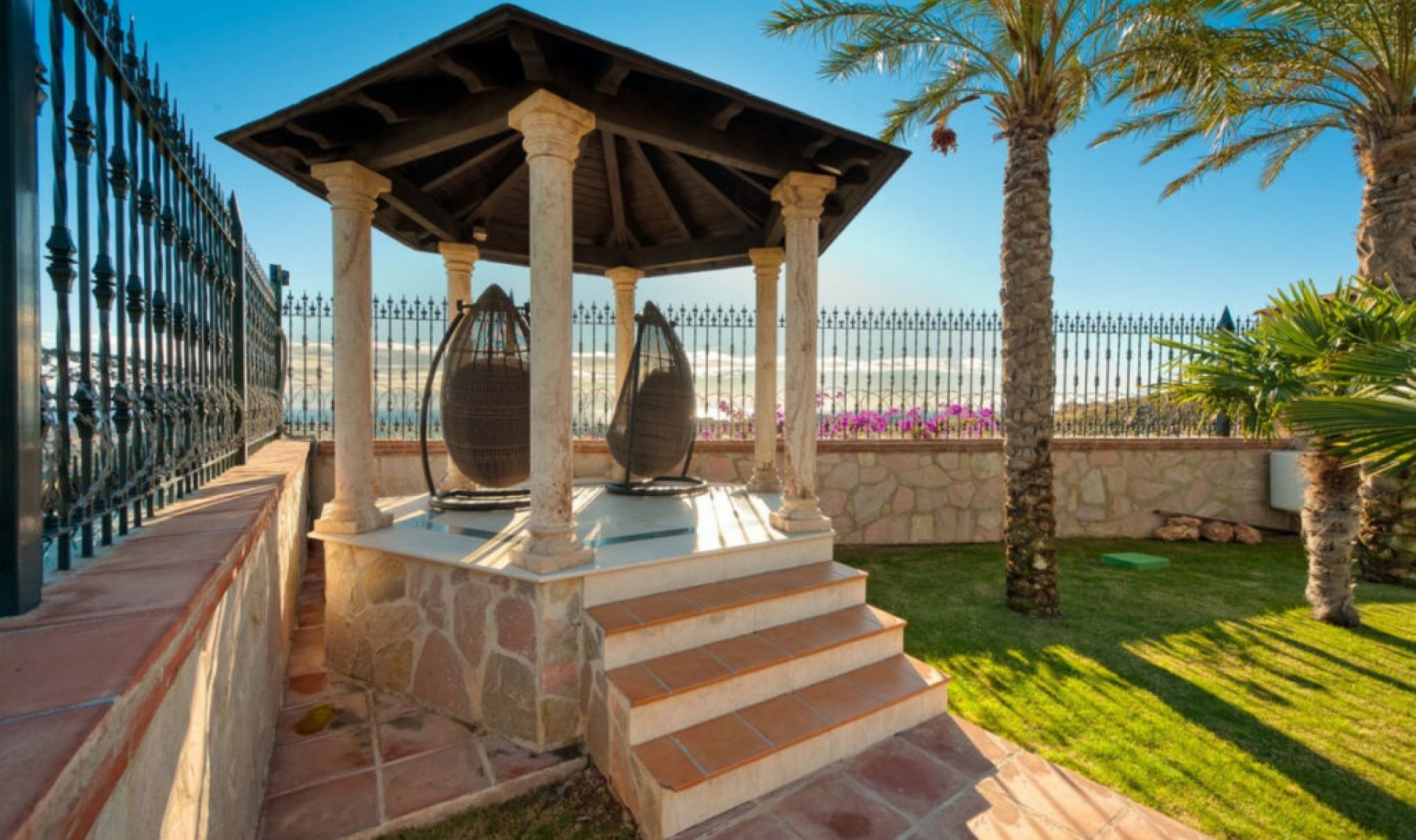 Resale - House -
La Cala de Mijas