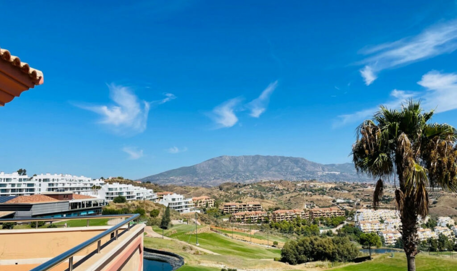 Resale - House -
La Cala de Mijas