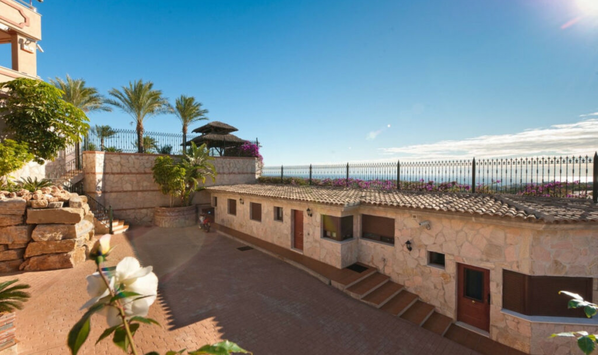Resale - House -
La Cala de Mijas