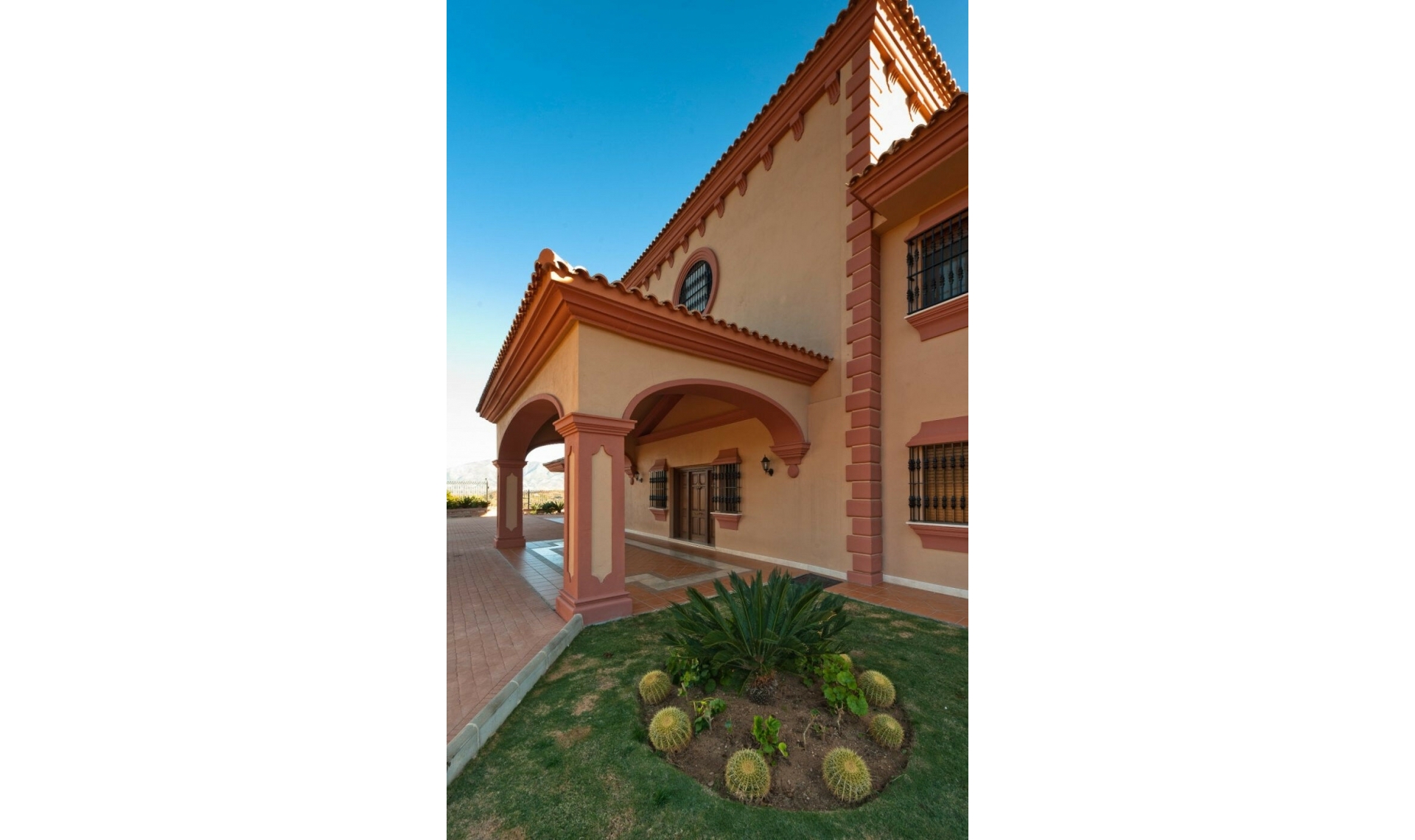 Resale - House -
La Cala de Mijas