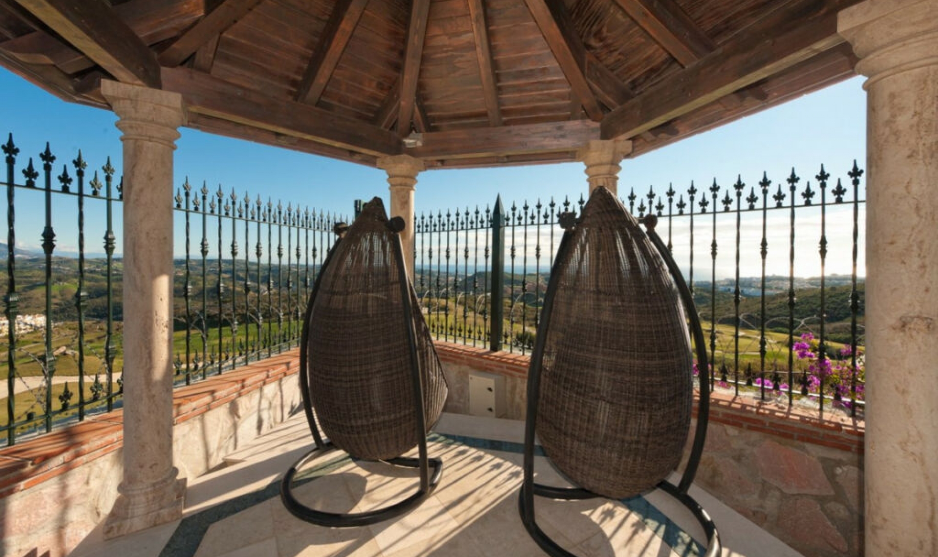 Resale - House -
La Cala de Mijas