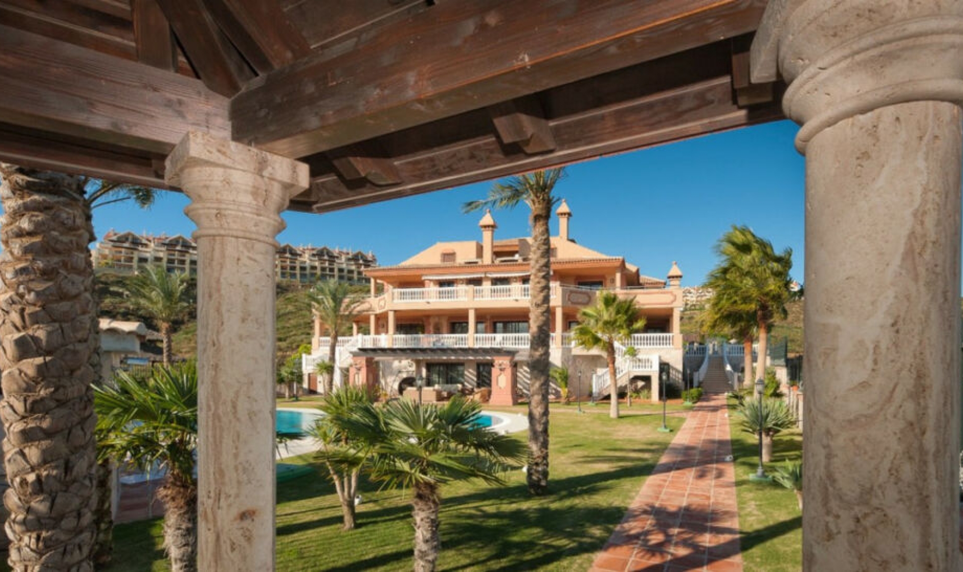 Resale - House -
La Cala de Mijas