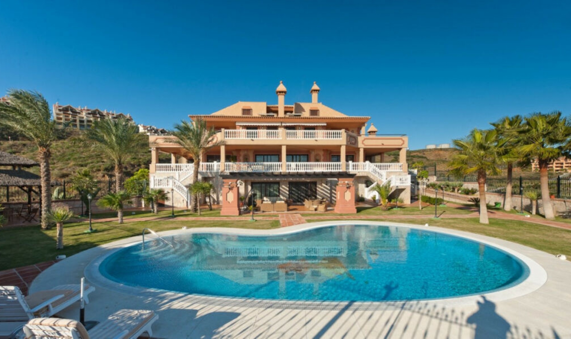 Resale - House -
La Cala de Mijas