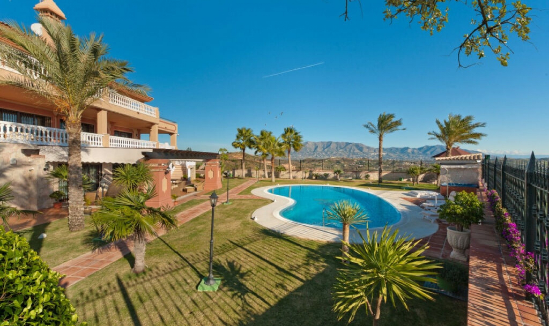 Resale - House -
La Cala de Mijas