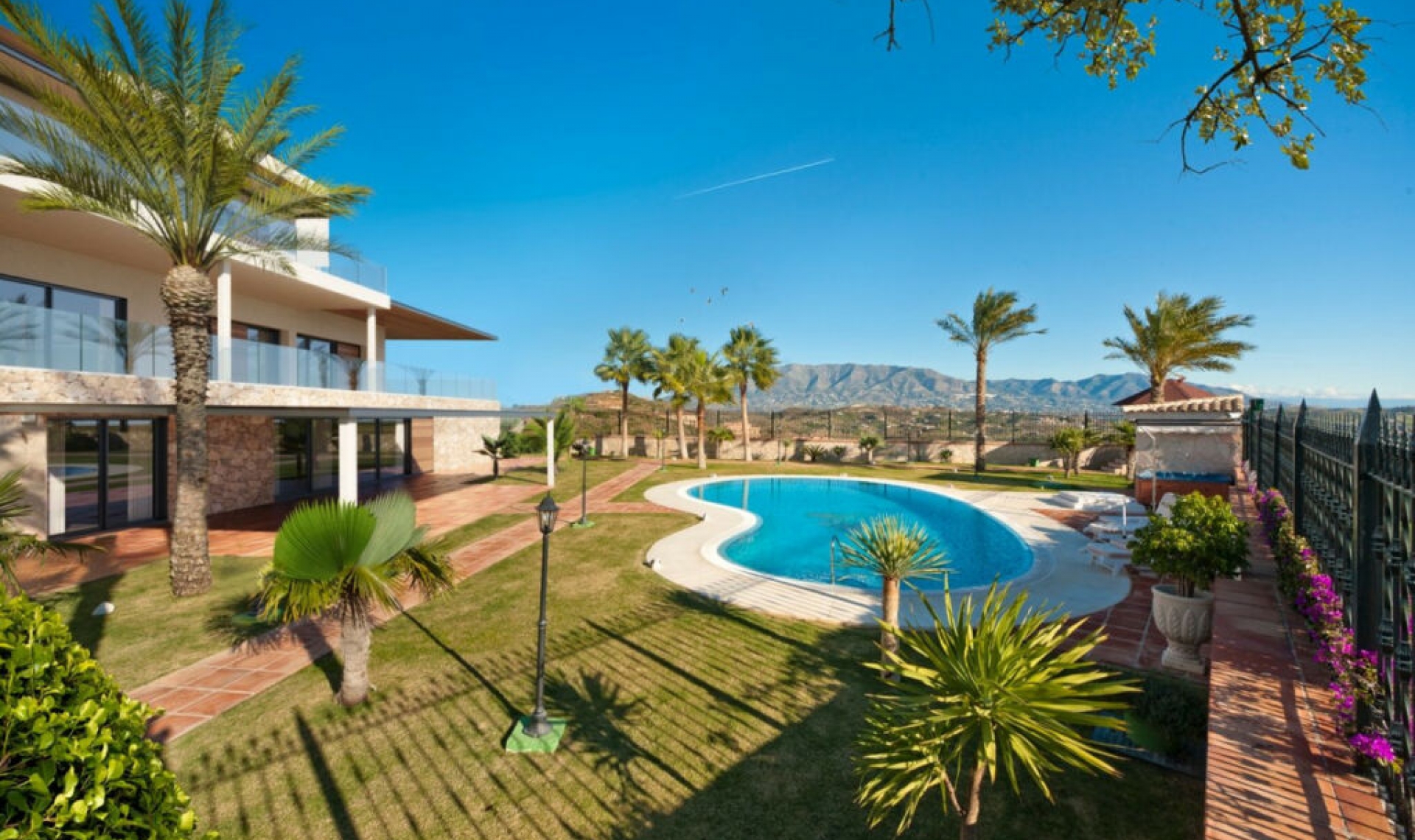Resale - House -
La Cala de Mijas