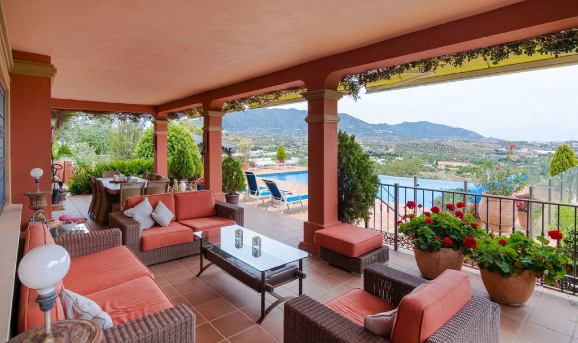 Resale - House -
La Cala de Mijas