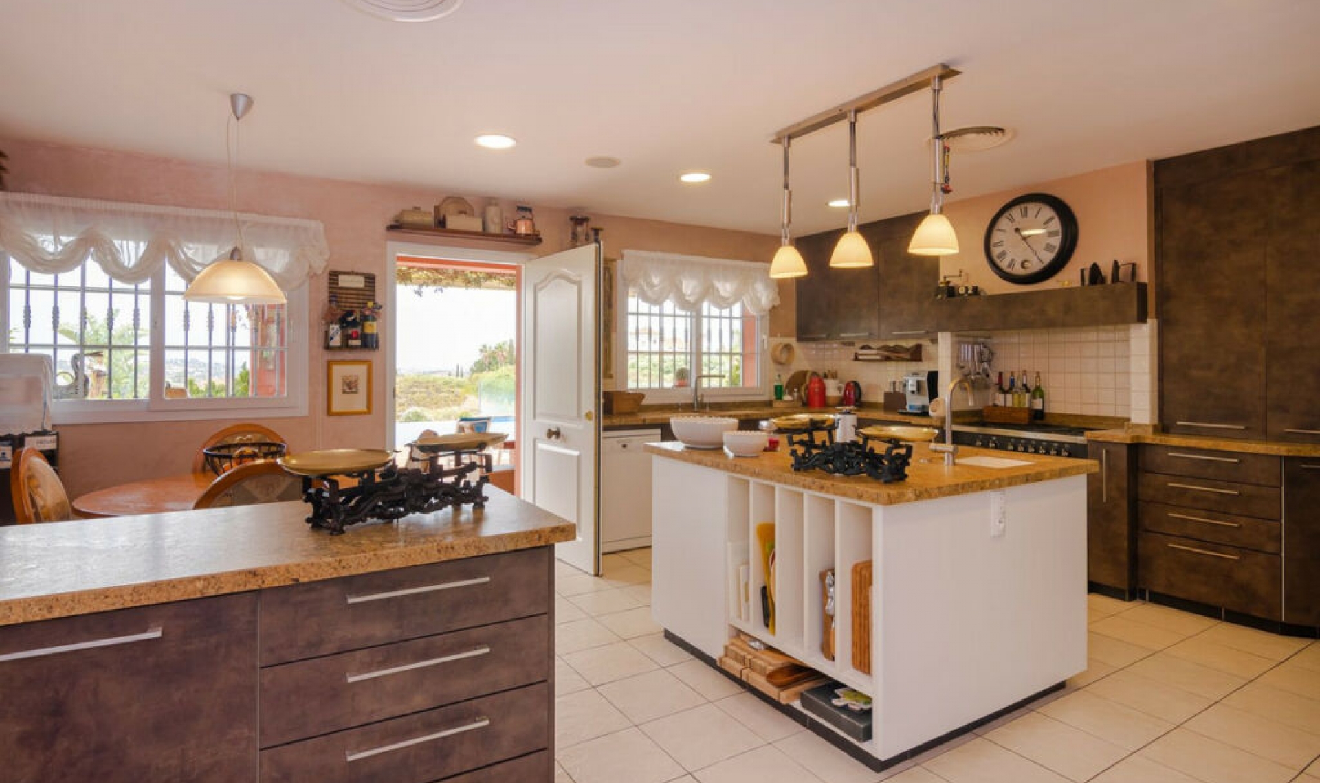 Resale - House -
La Cala de Mijas