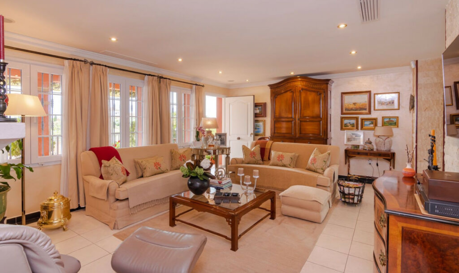 Resale - House -
La Cala de Mijas