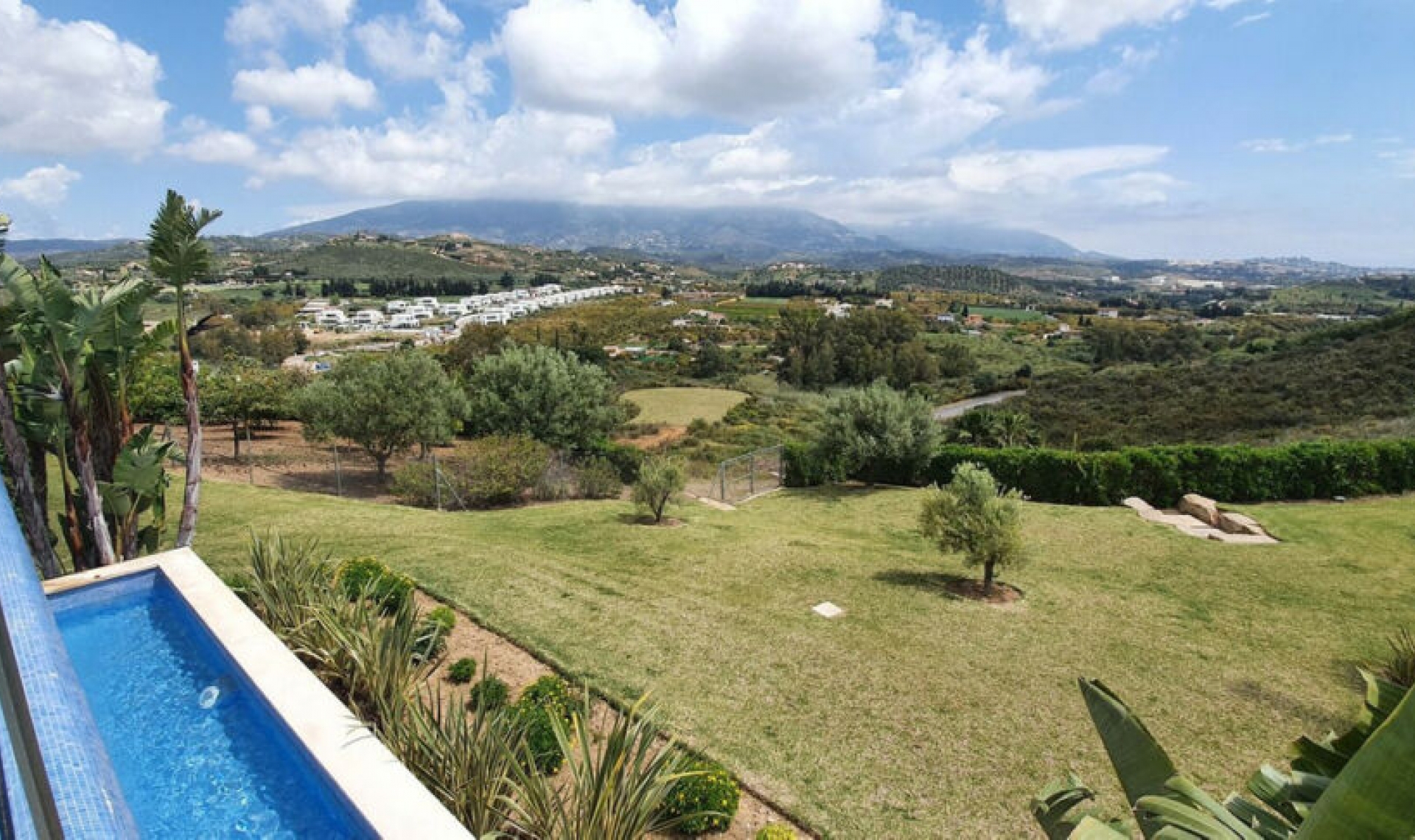 Resale - House -
La Cala de Mijas