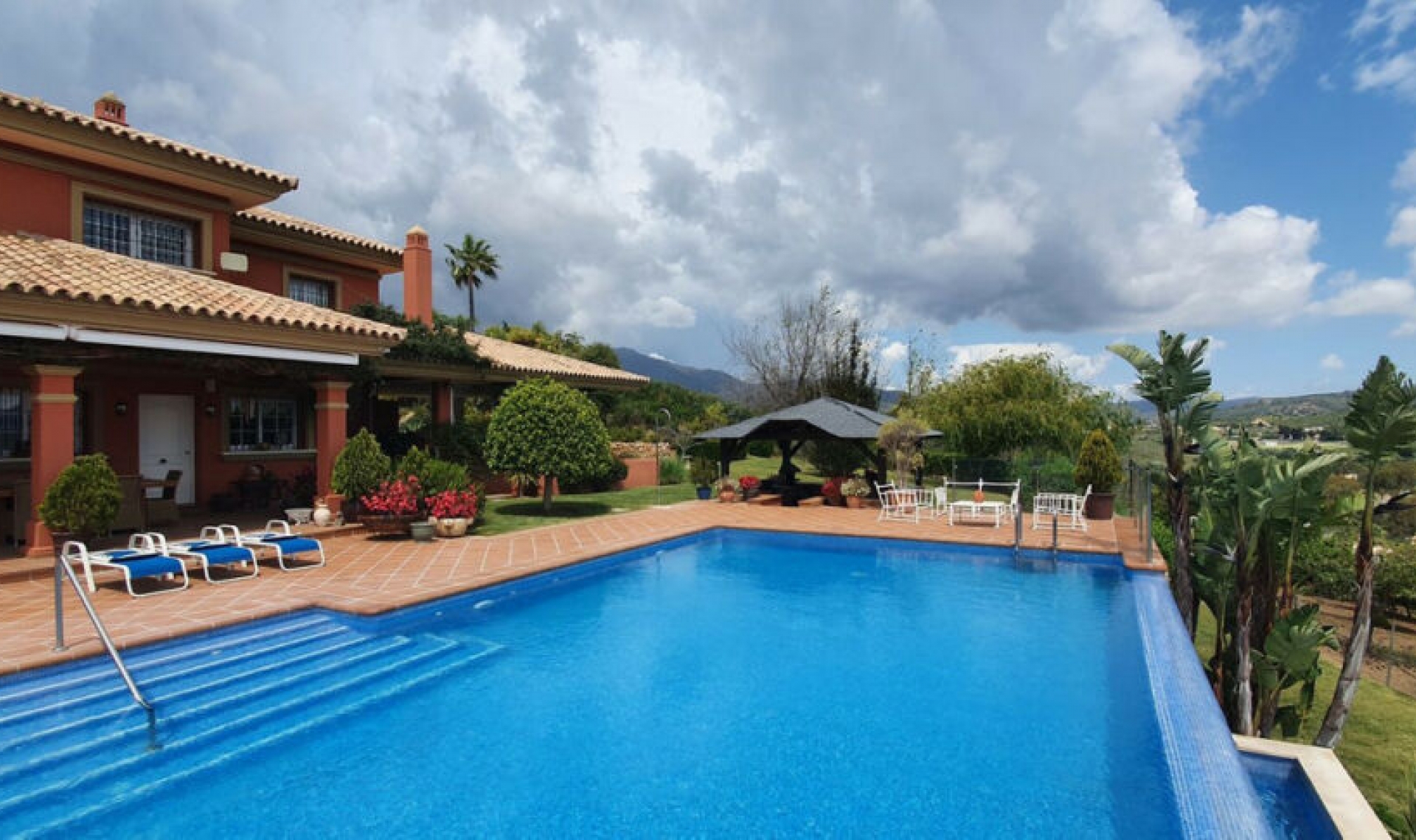 Resale - House -
La Cala de Mijas