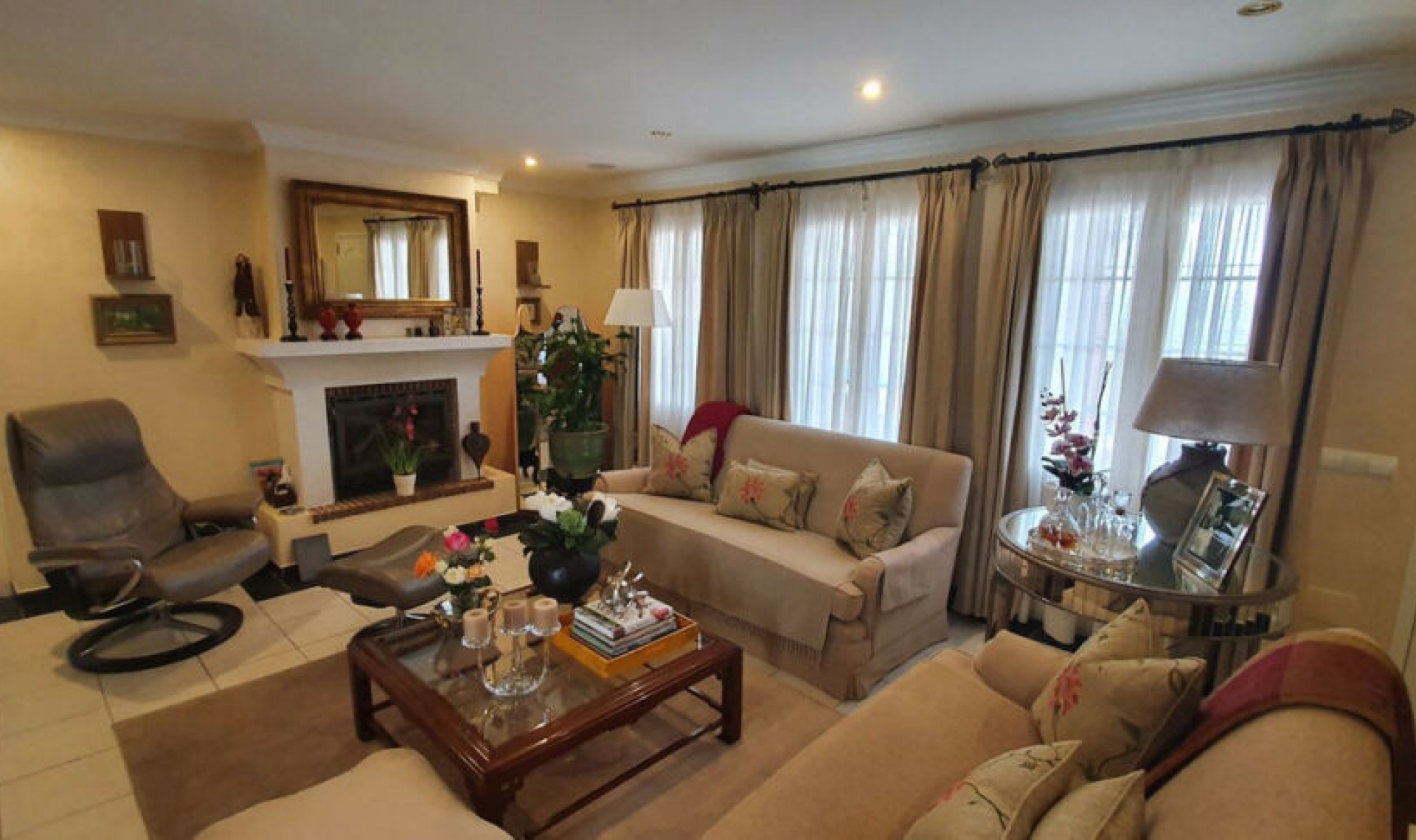 Resale - House -
La Cala de Mijas