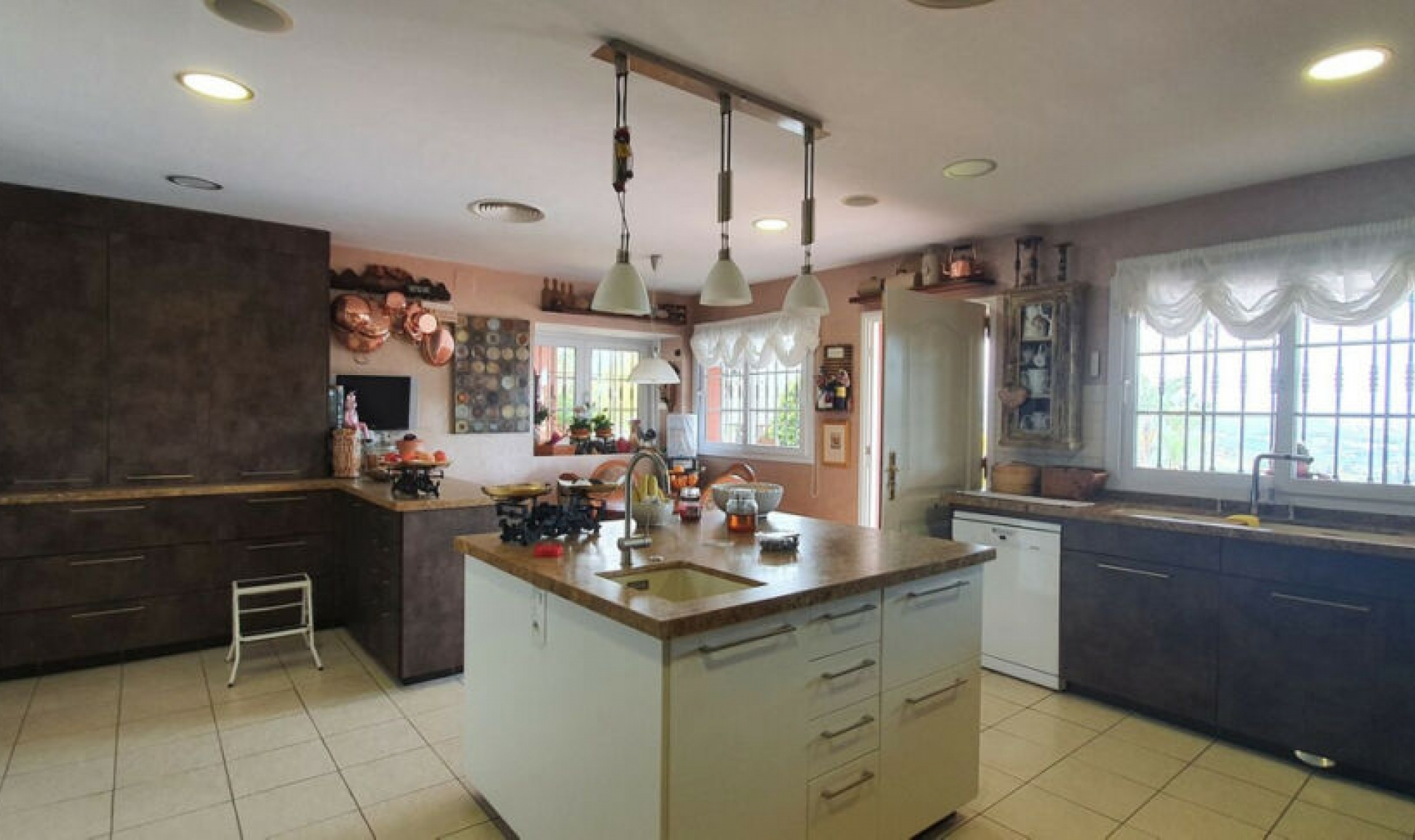 Resale - House -
La Cala de Mijas