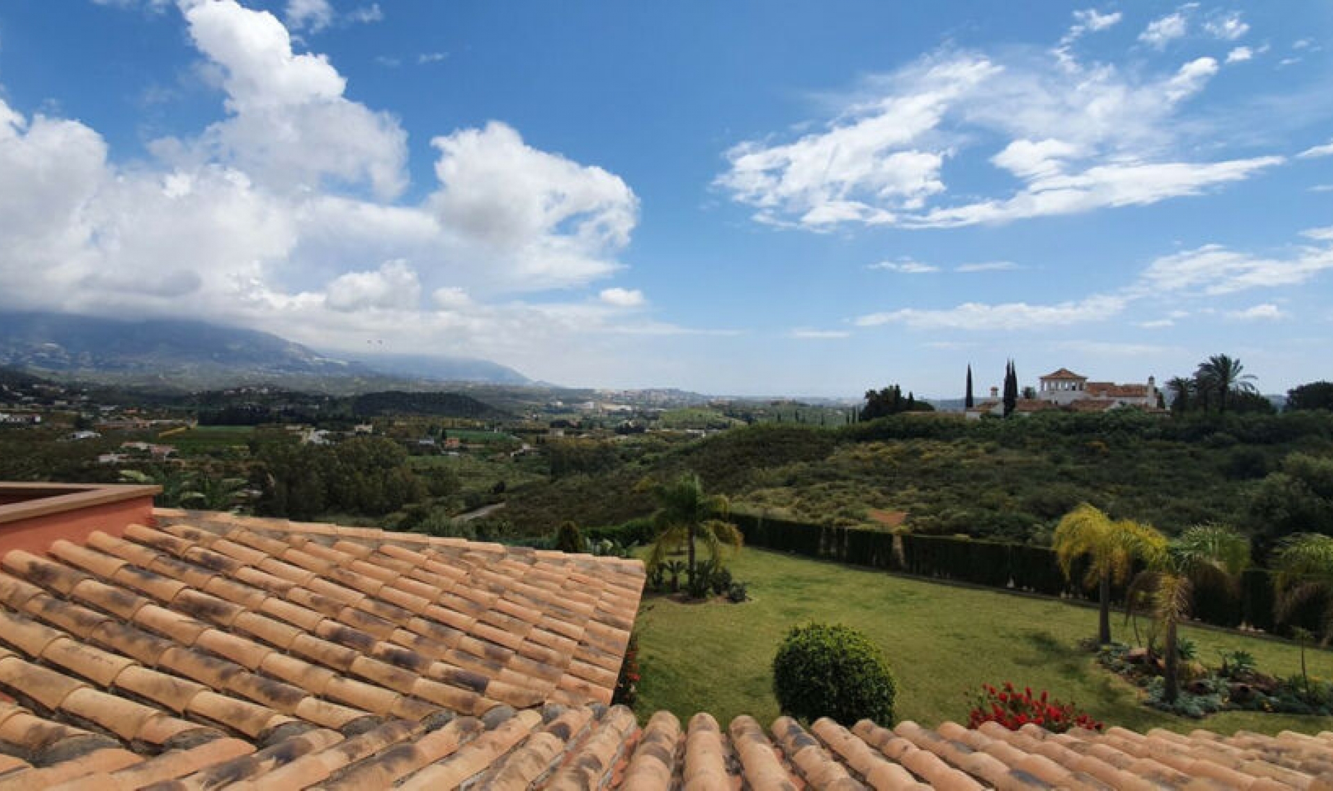 Resale - House -
La Cala de Mijas