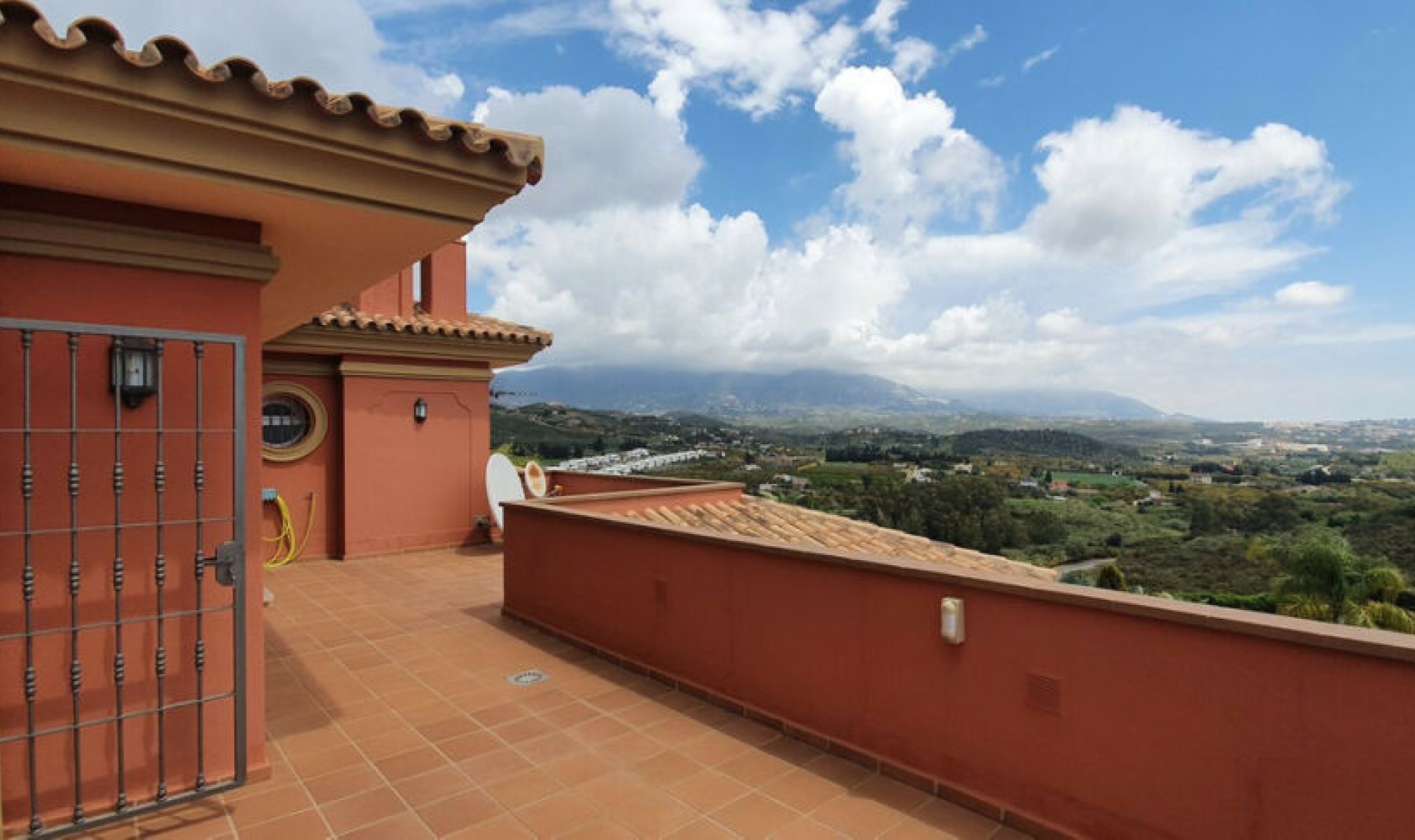 Resale - House -
La Cala de Mijas